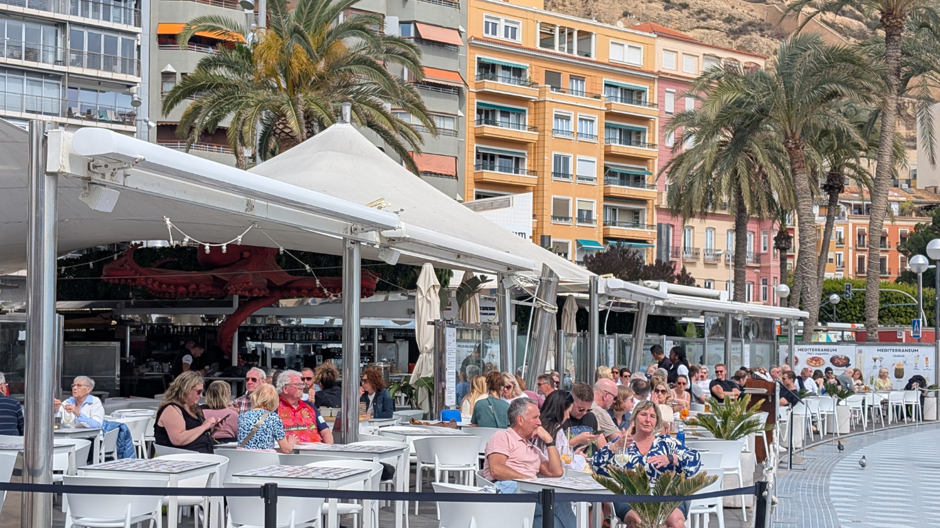 Restaurante con terraza frente al el mar